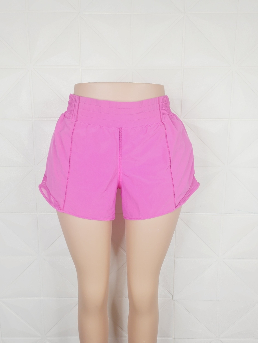 Lululemon Women's Hotty Hot High-Rise Lined Short 4 - Picture 3 of 6